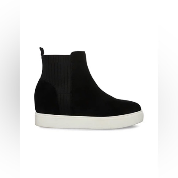 Ankle-boot silhouette Steve Madden sneakers, rendered in refined suede. … - Picture 2 of 13